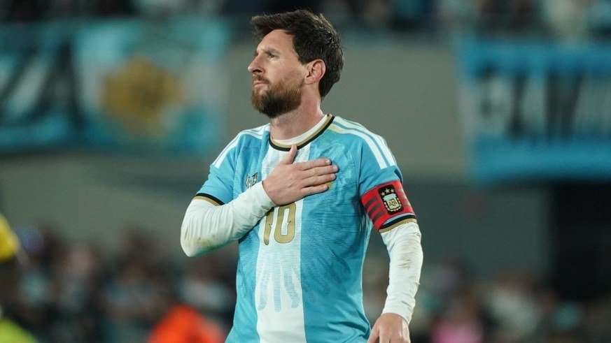 Lionel Messi, con la camiseta de la Selección Argentina y la cinta de capitán, se lleva la mano al pecho durante su último partido en el Monumental