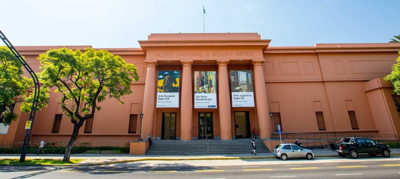 Fachada del Museo Nacional de Bellas Artes, con los carteles de sus muestras sobre la entrada principal.