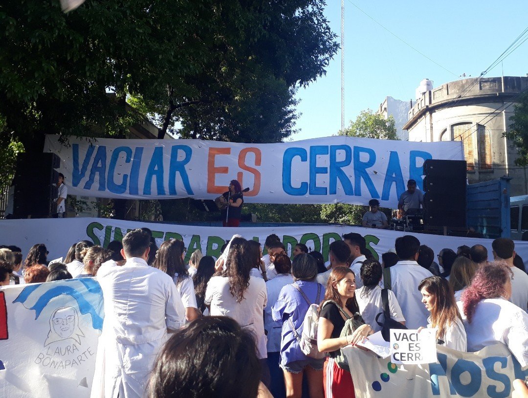 Resistir es salud: abrazo al Hospital Laura Bonaparte