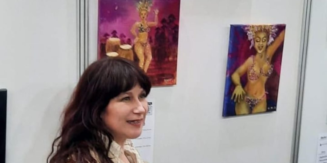 Catalina Halles con una seria de sus obras