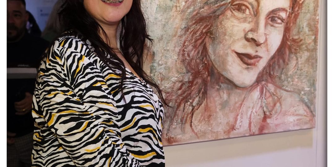Catalina Halles con una de sus obras